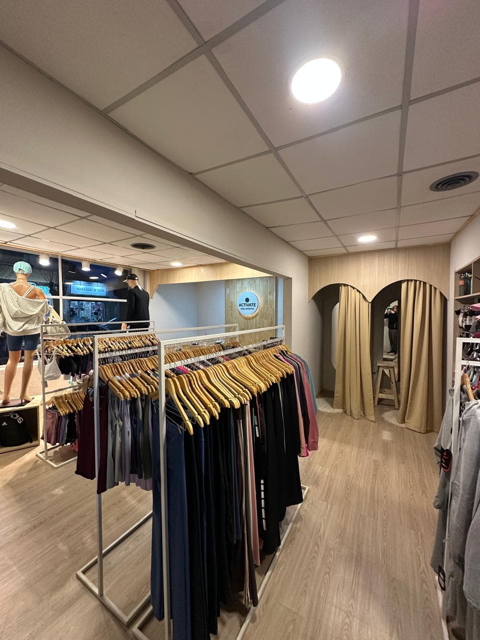 Interior del local Activate Moda Deportiva